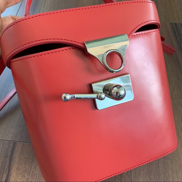 A.Cloud spacecraft turn lock top handle red bag with long strap - Picture 2 of 7